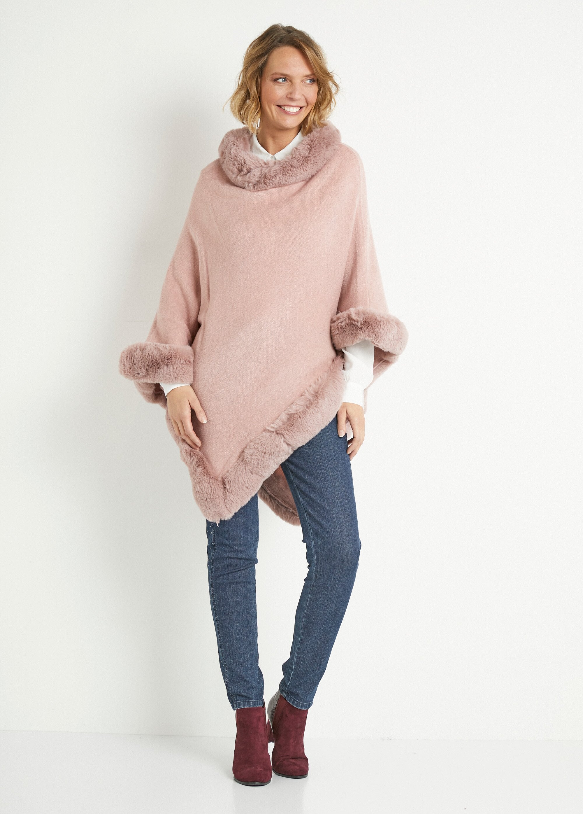 Knitted_poncho_with_fur_edge_Pink_SF1_slim