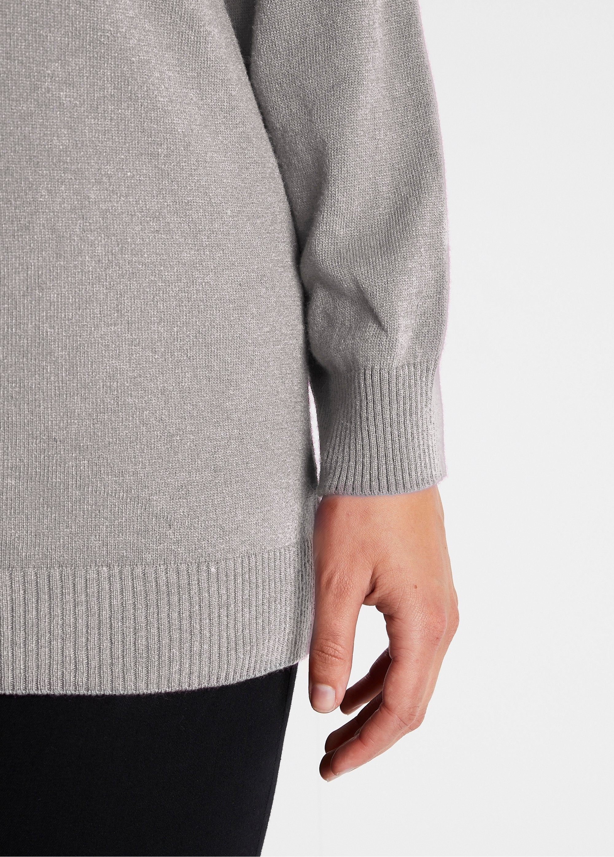 Sweater_with_recycled_fibers,_wool_and_cashmere_Gray_DE1_curvy