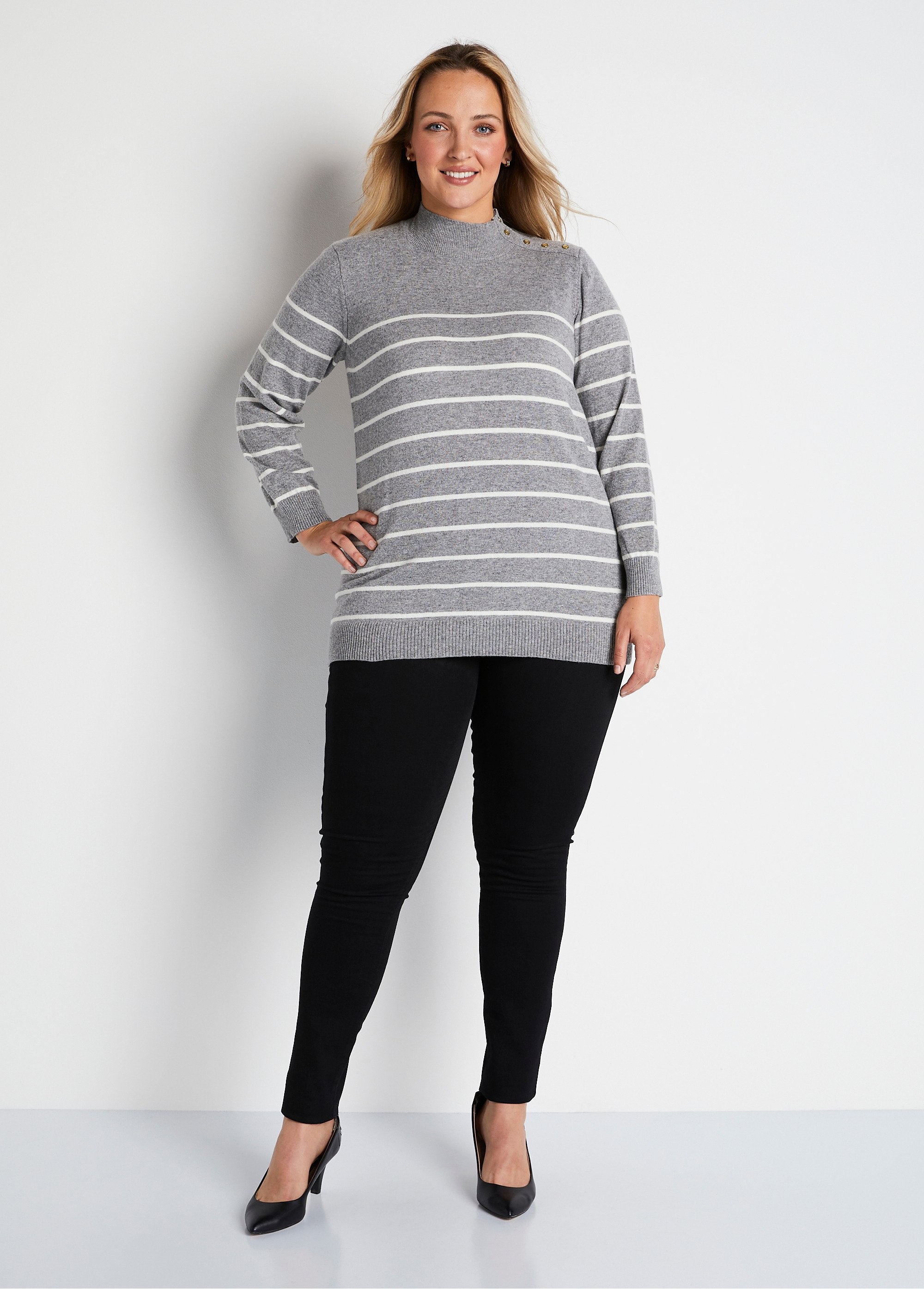 Sweater_with_recycled_fibers,_wool_and_cashmere_Ecru_stripe_SF1_curvy