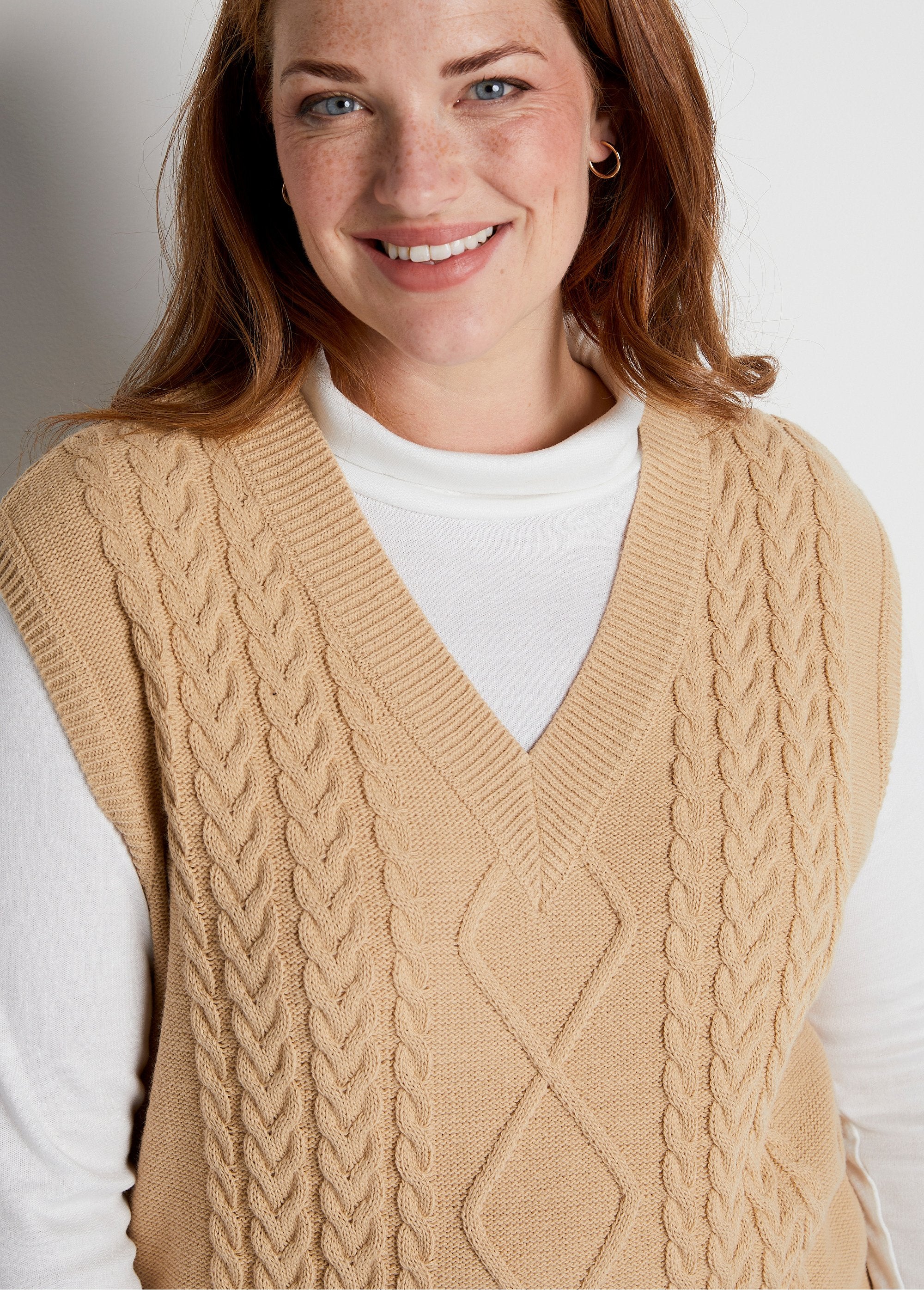 Fancy_knit_sleeveless_V-neck_sweater_Beige_DE1_curvy