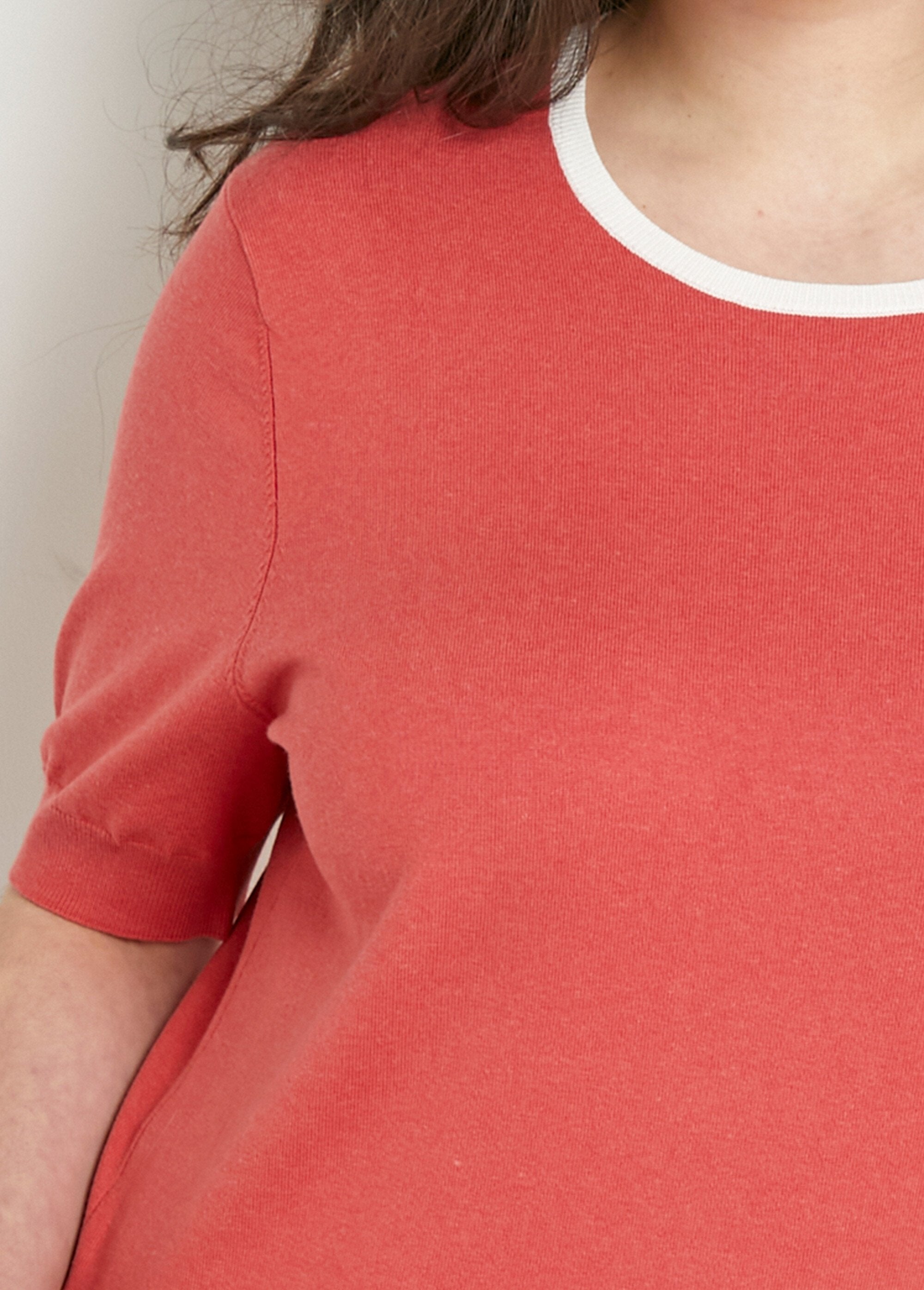 Soft_short_sleeve_round_neck_sweater_Poppy_DE1_curvy