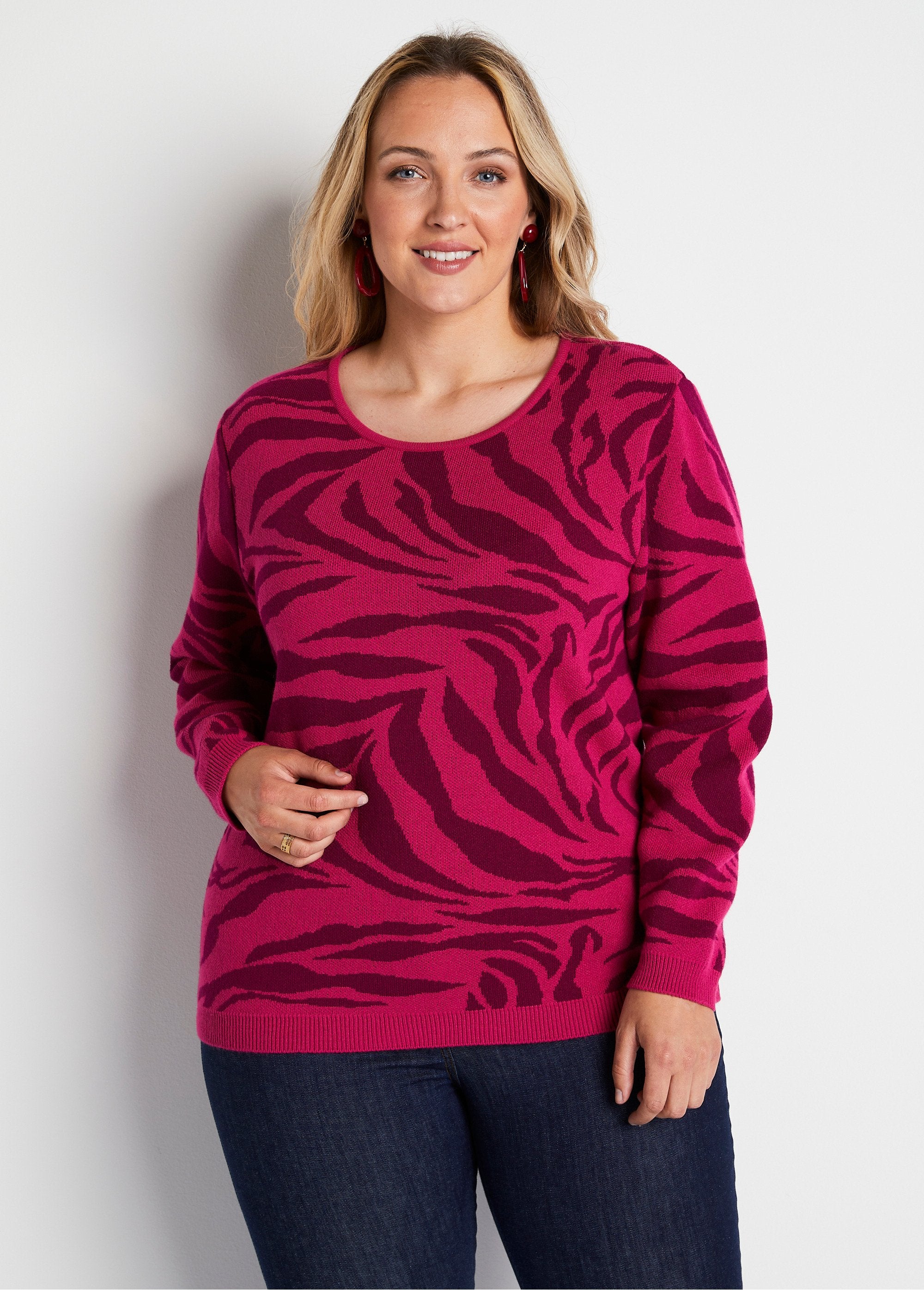 Soft_zebra_jacquard_round_neck_sweater_Fuchsia_and_blackcurrant_FA1_curvy