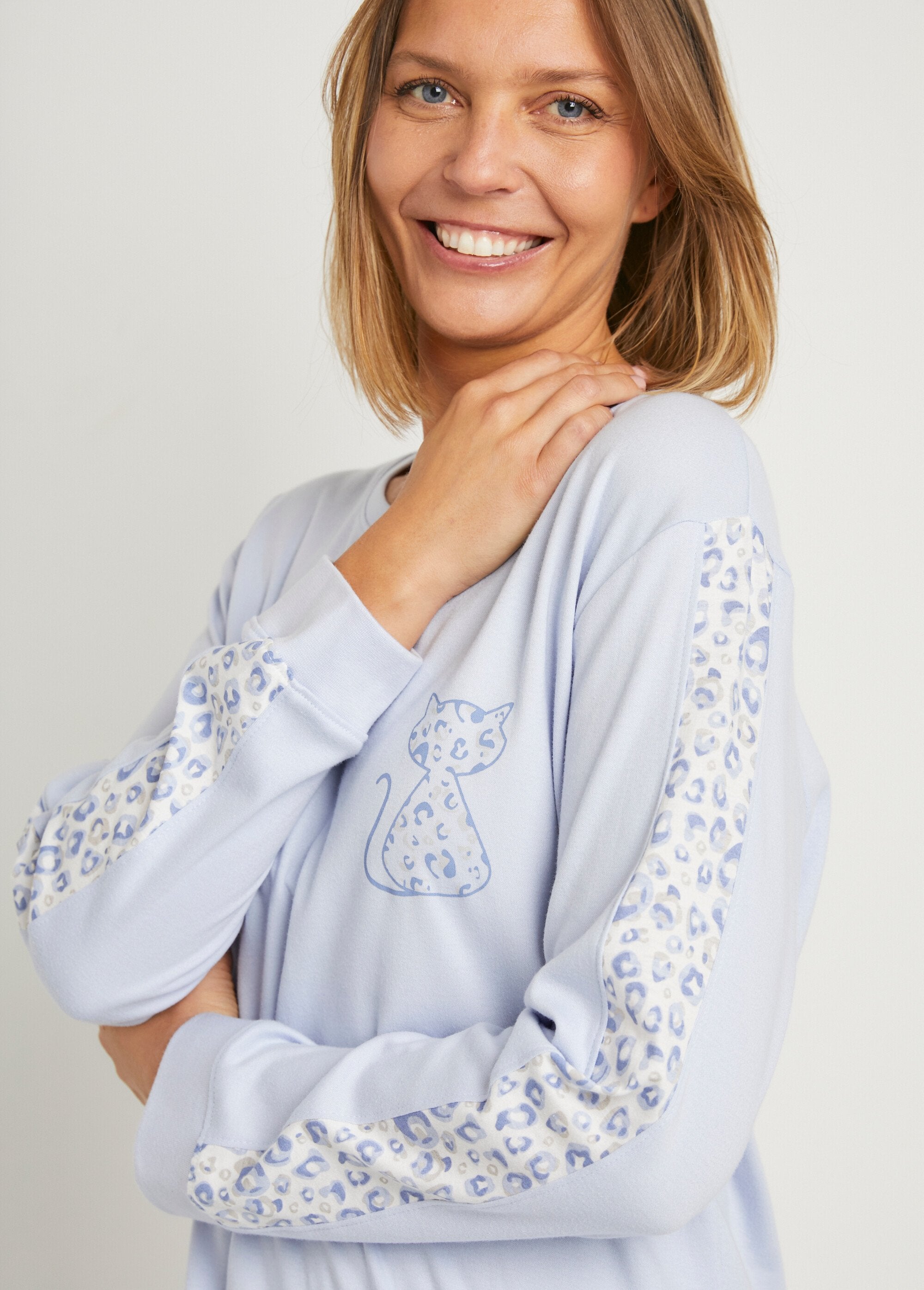 Long-sleeved_cotton_interlock_pyjamas_Blue_and_prints_DE1_slim