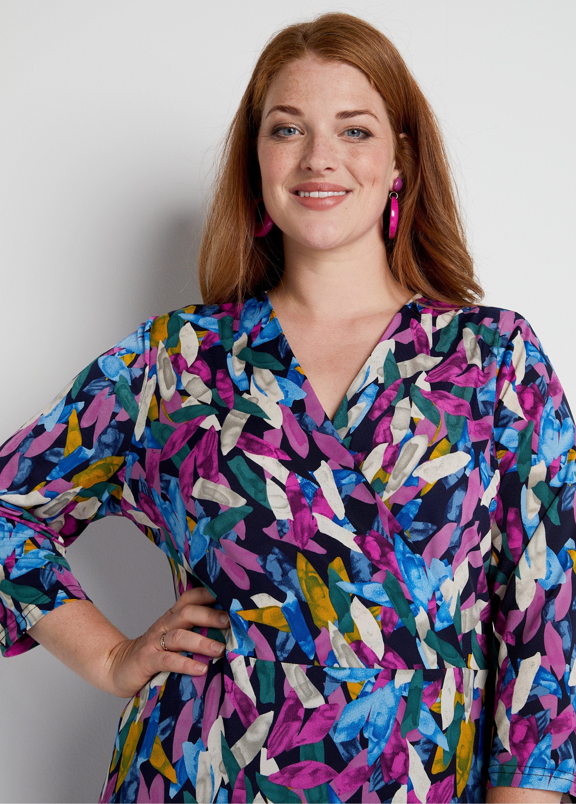 Short_printed_wrap_dress_Parma_print_DE1_curvy