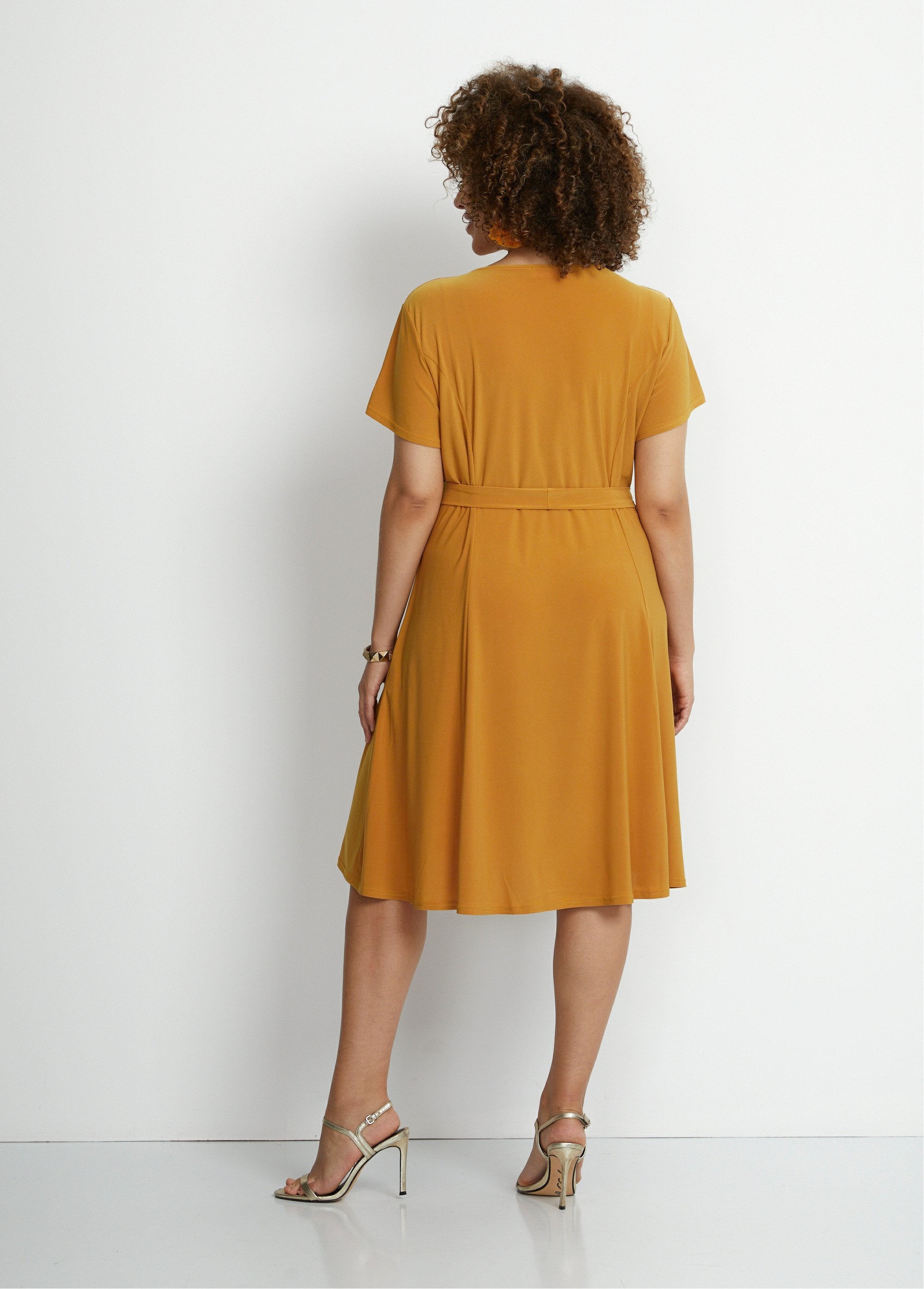 Short_belted_V-neck_dress_YELLOW_DO1_curvy