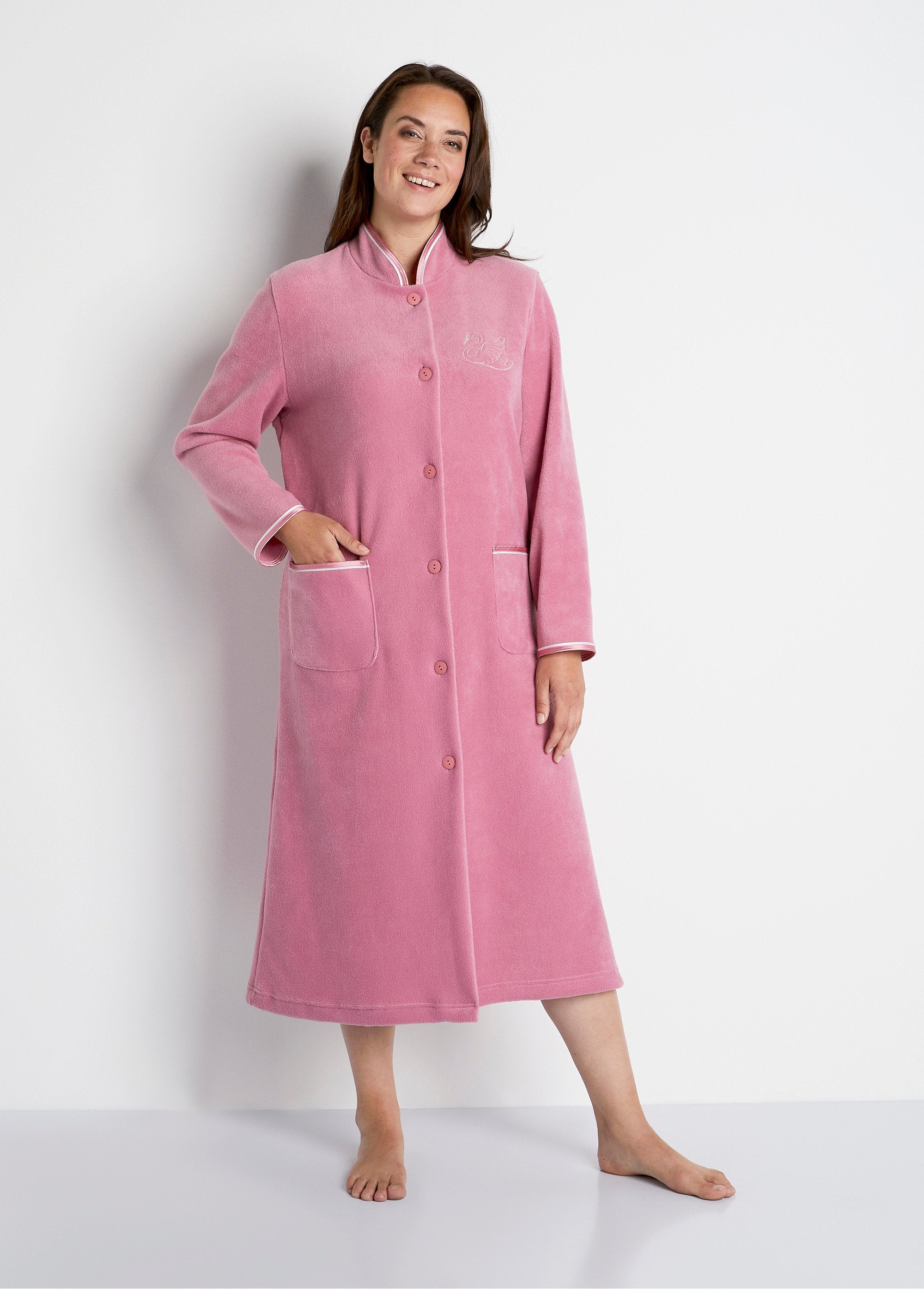 Long_fleece_embroidered_dressing_gown_easy_to_put_on_Old_pink_FA1_curvy