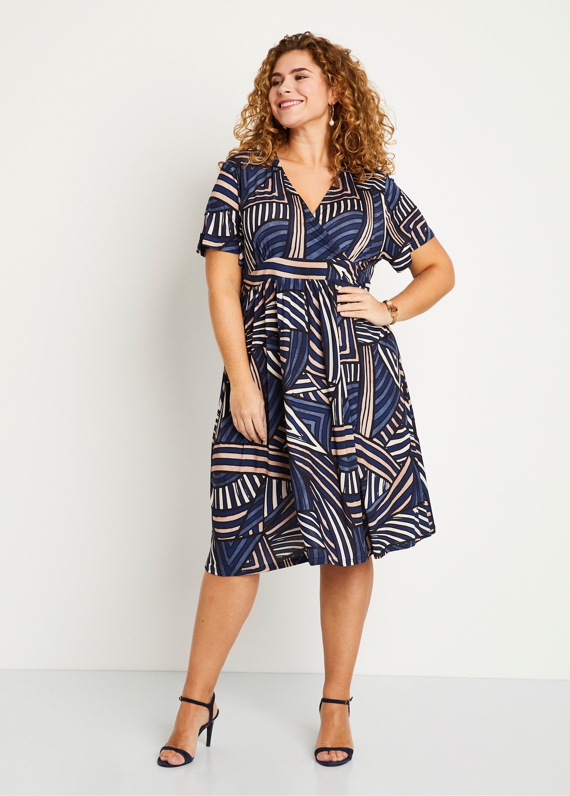 Short_graphic_wrap_dress_Beige_blue_FA1_curvy