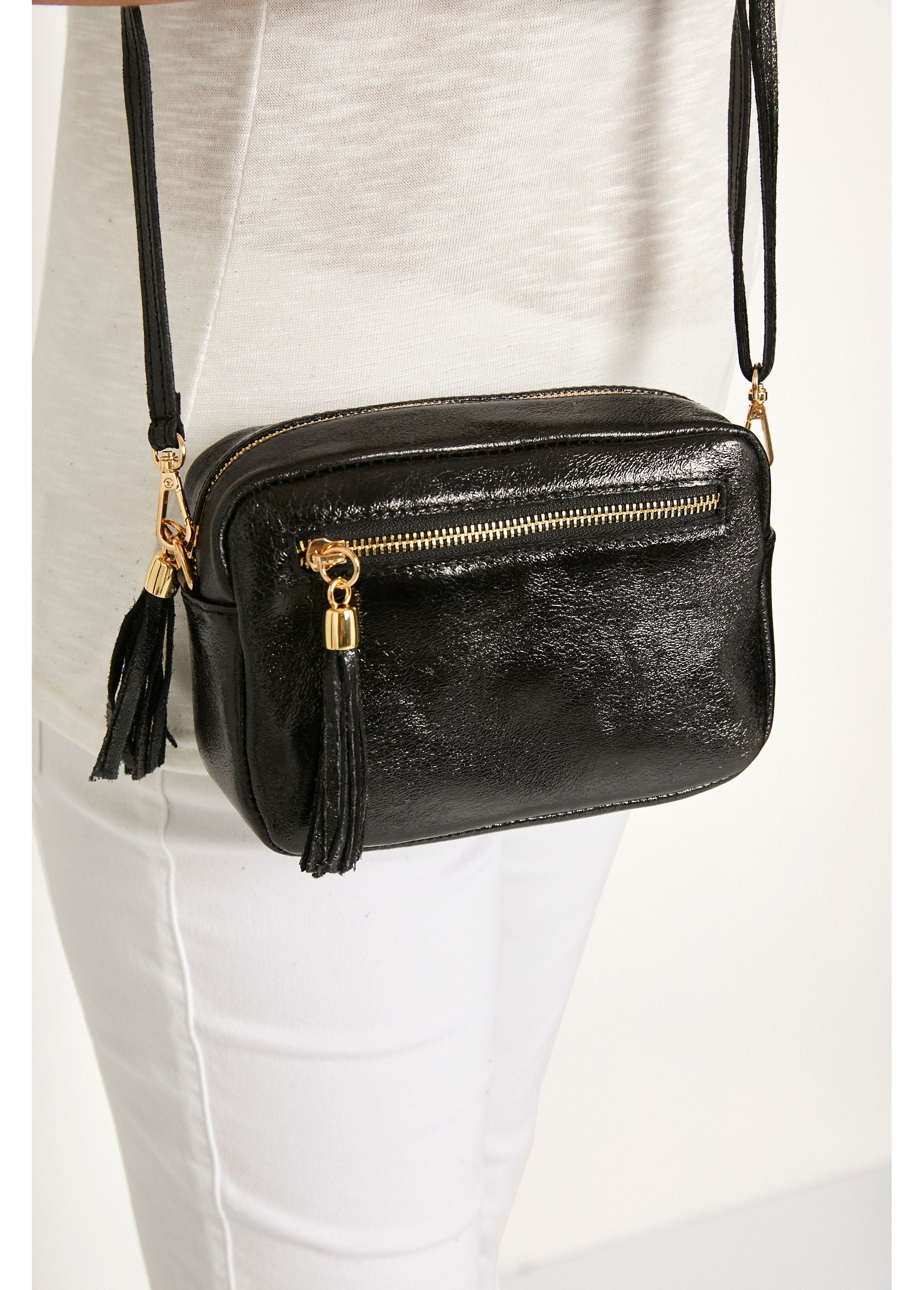 Clutch-shaped_leather_handbag_Black_FA2_slim