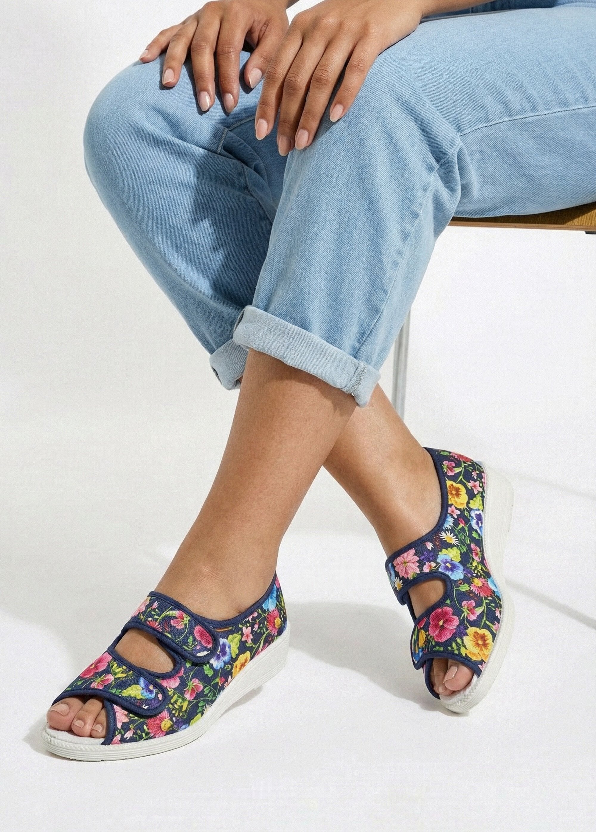 Open_toe_comfort_width_sandals_Navy_print_SF1_slim