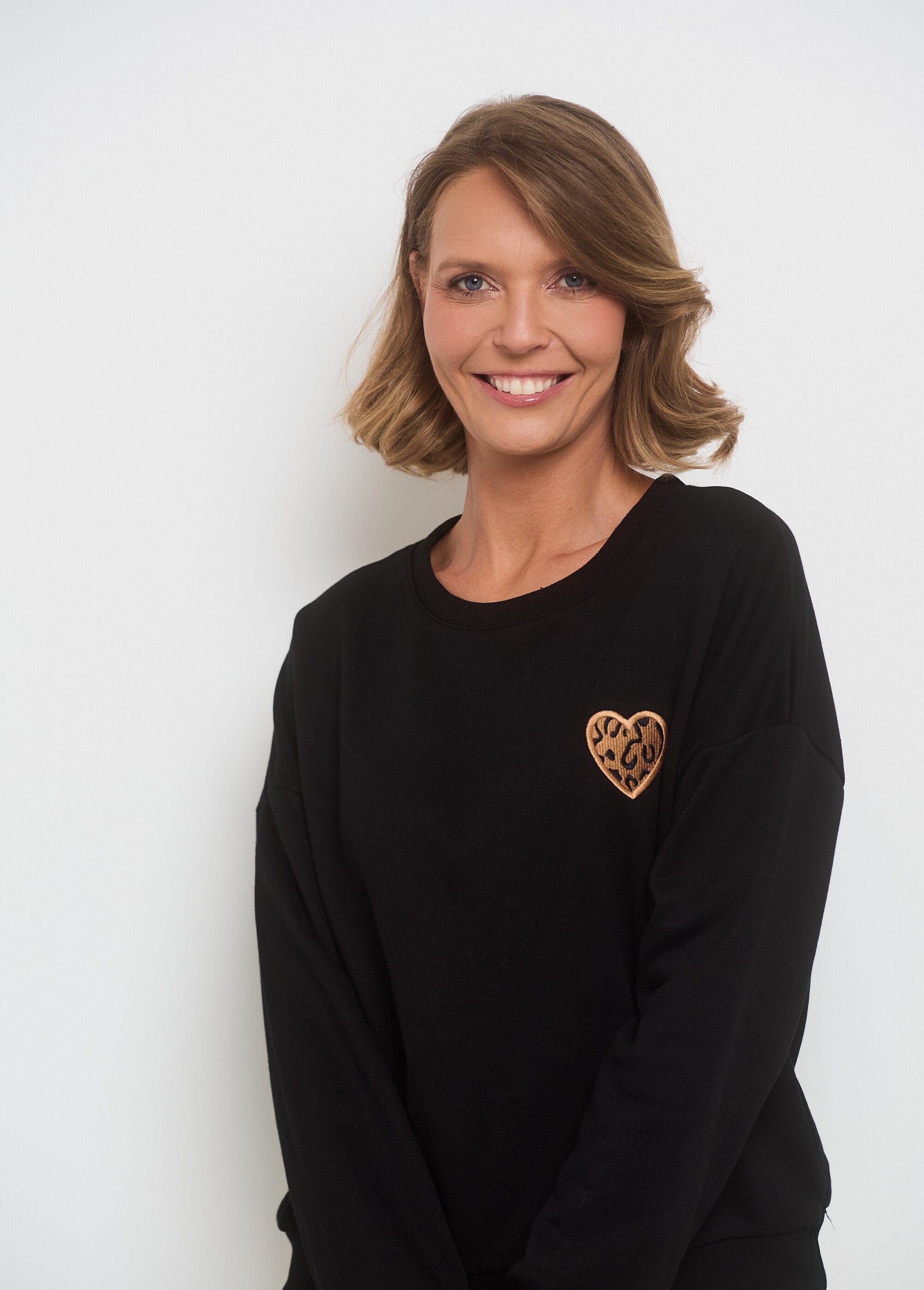 Heart_embroidered_fleece_sweatshirt_with_chest_Black_DE1_slim