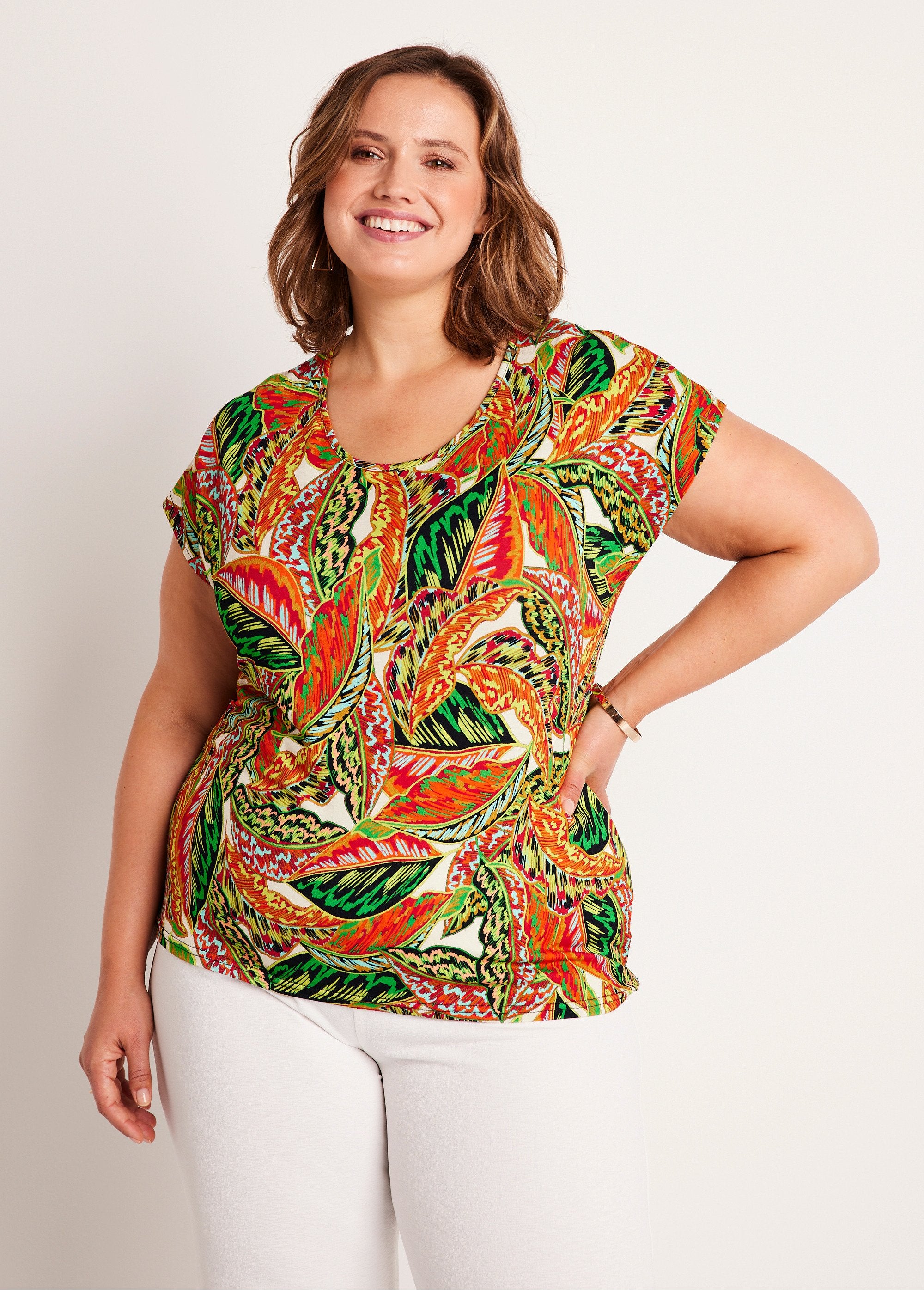 Short_foliage_pattern_t-shirt_Green_and_red_FA1_curvy