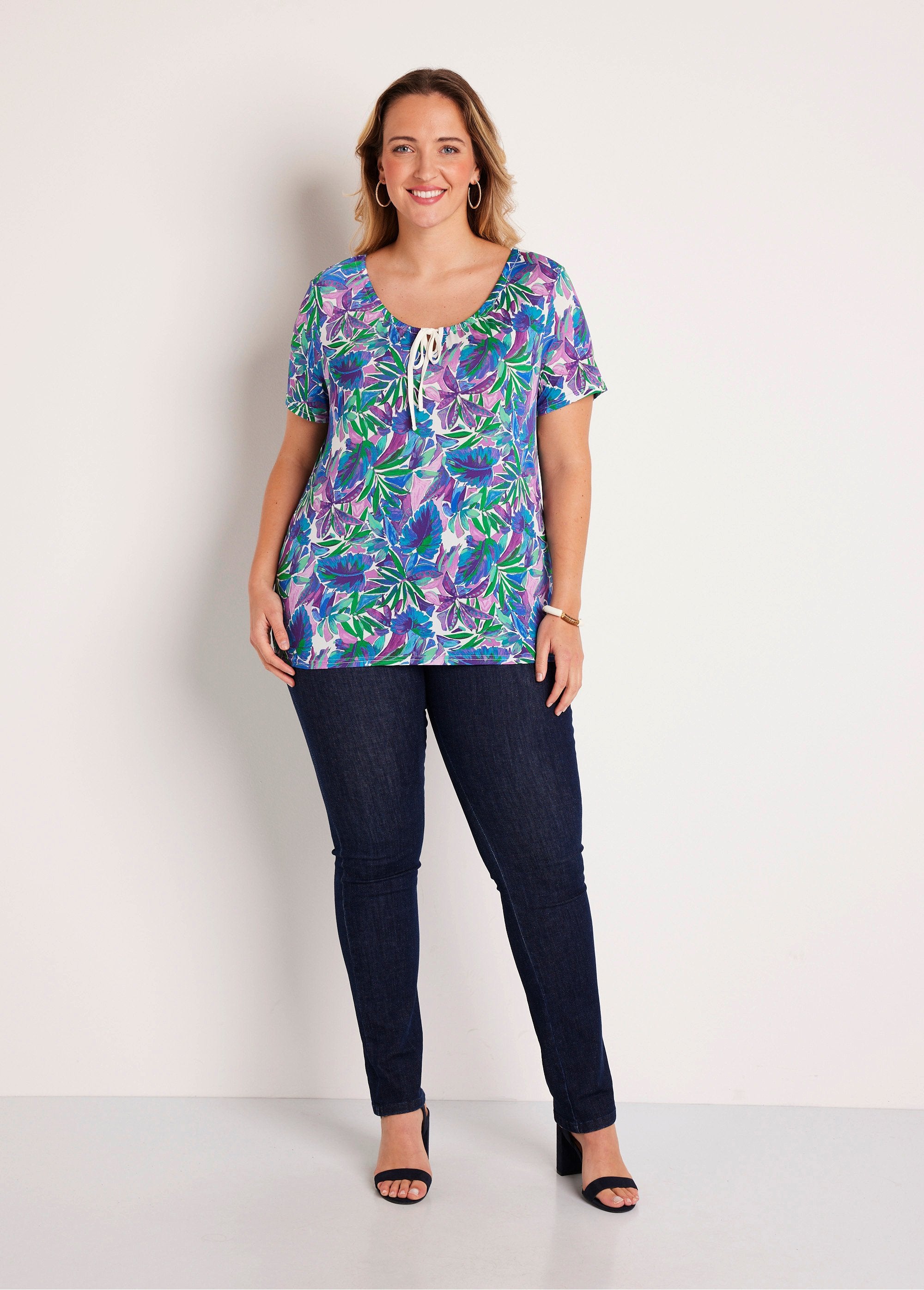 Short-sleeved_straight_floral_t-shirt_Parma_and_blue_SF1_curvy