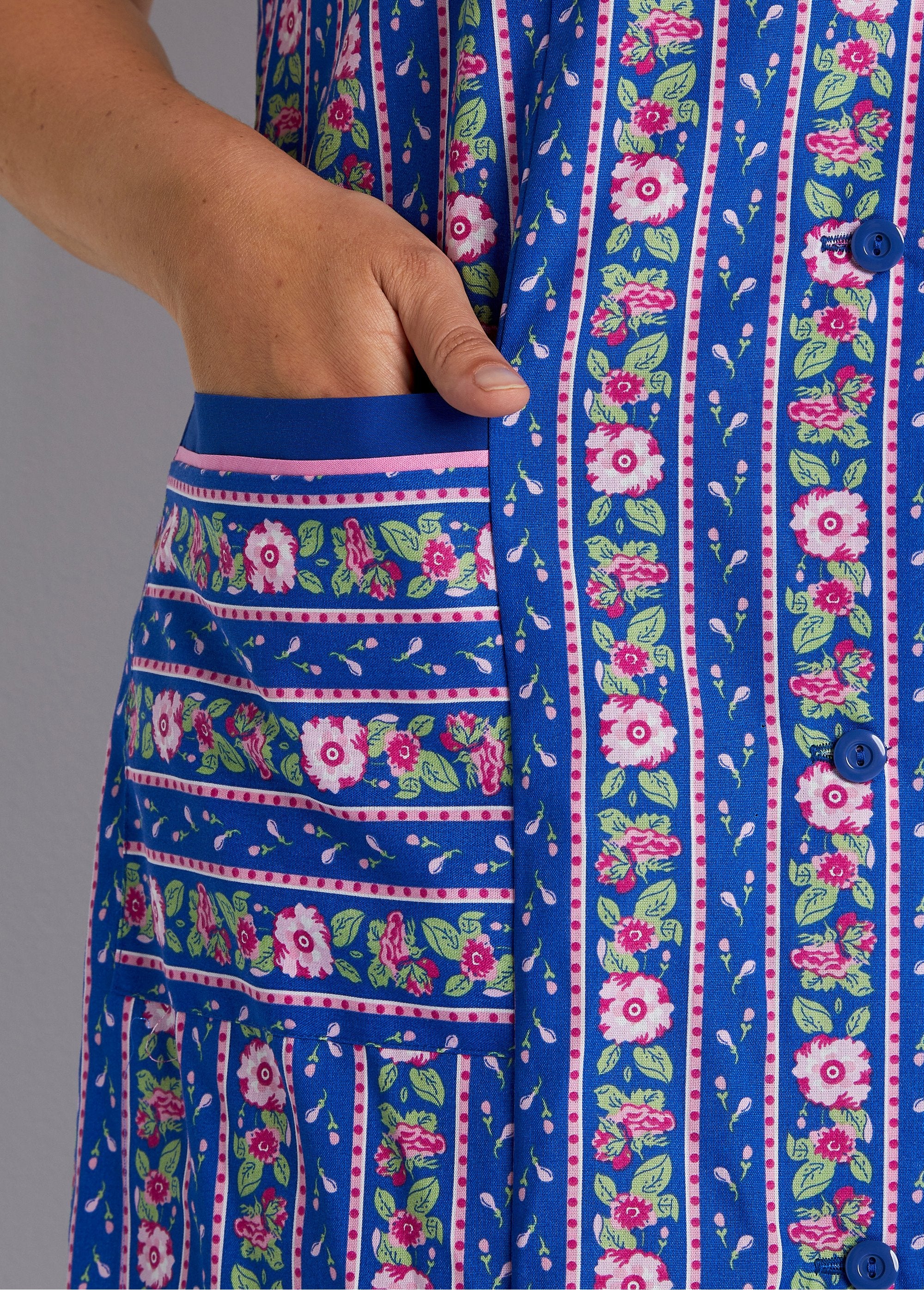 Short_sleeveless_buttoned_apron_Blue_DE2_curvy