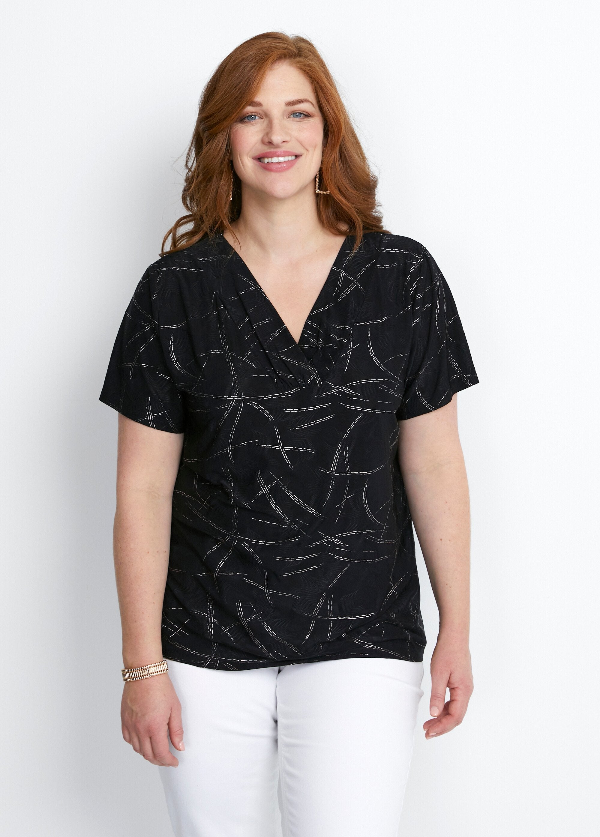 Short_shiny_cross-neck_t-shirt_Black_FA1_curvy