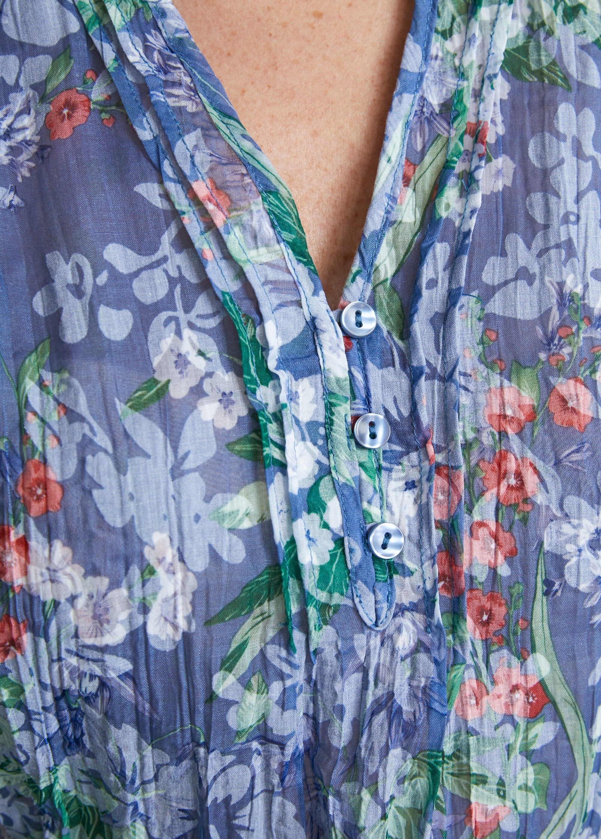 Loose_floral_3/4_sleeve_tunic_Blue_background_DE2_slim