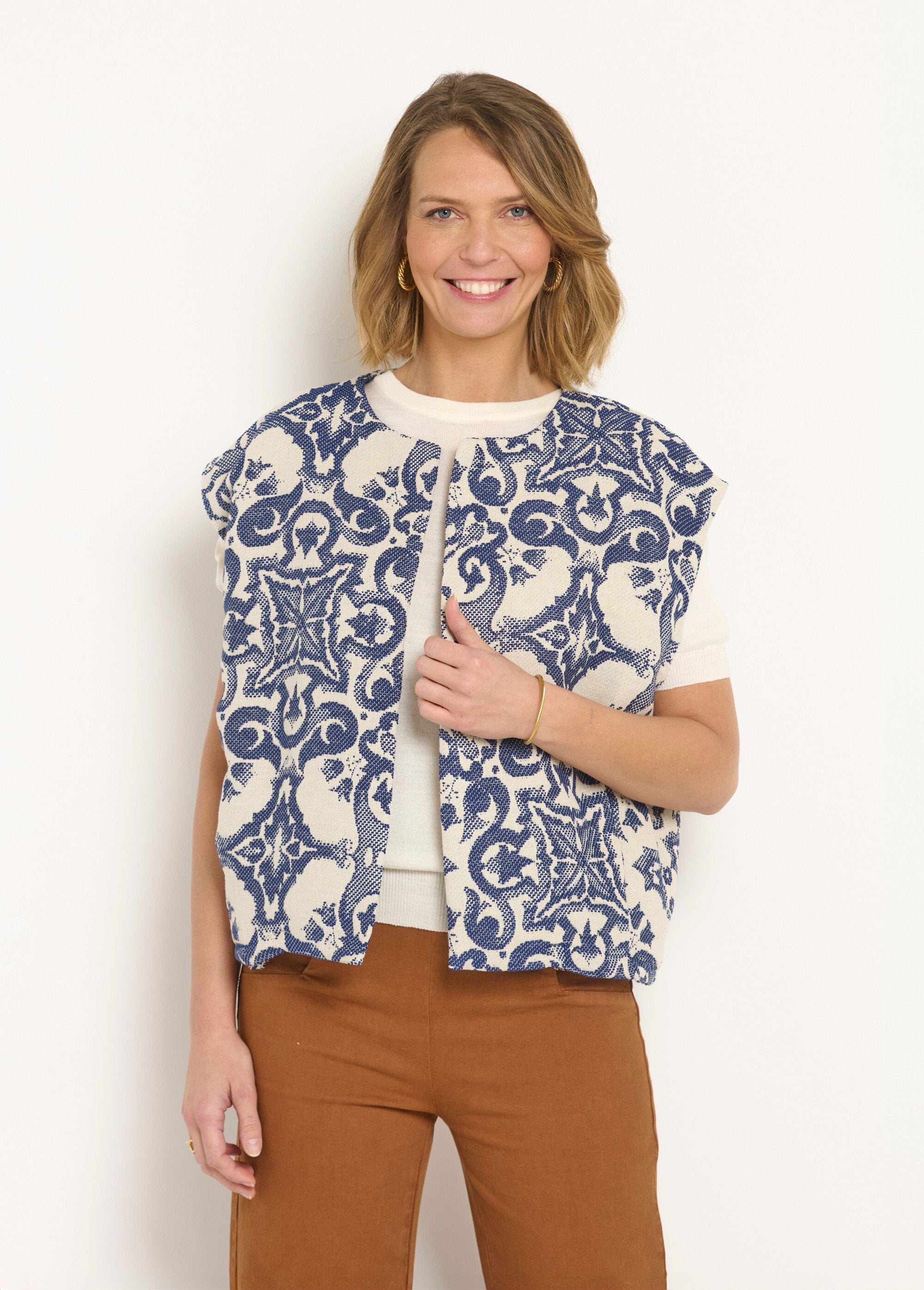 Veste_col_rond_sans_manches_en_jacquard_Bleu_FA1_slim