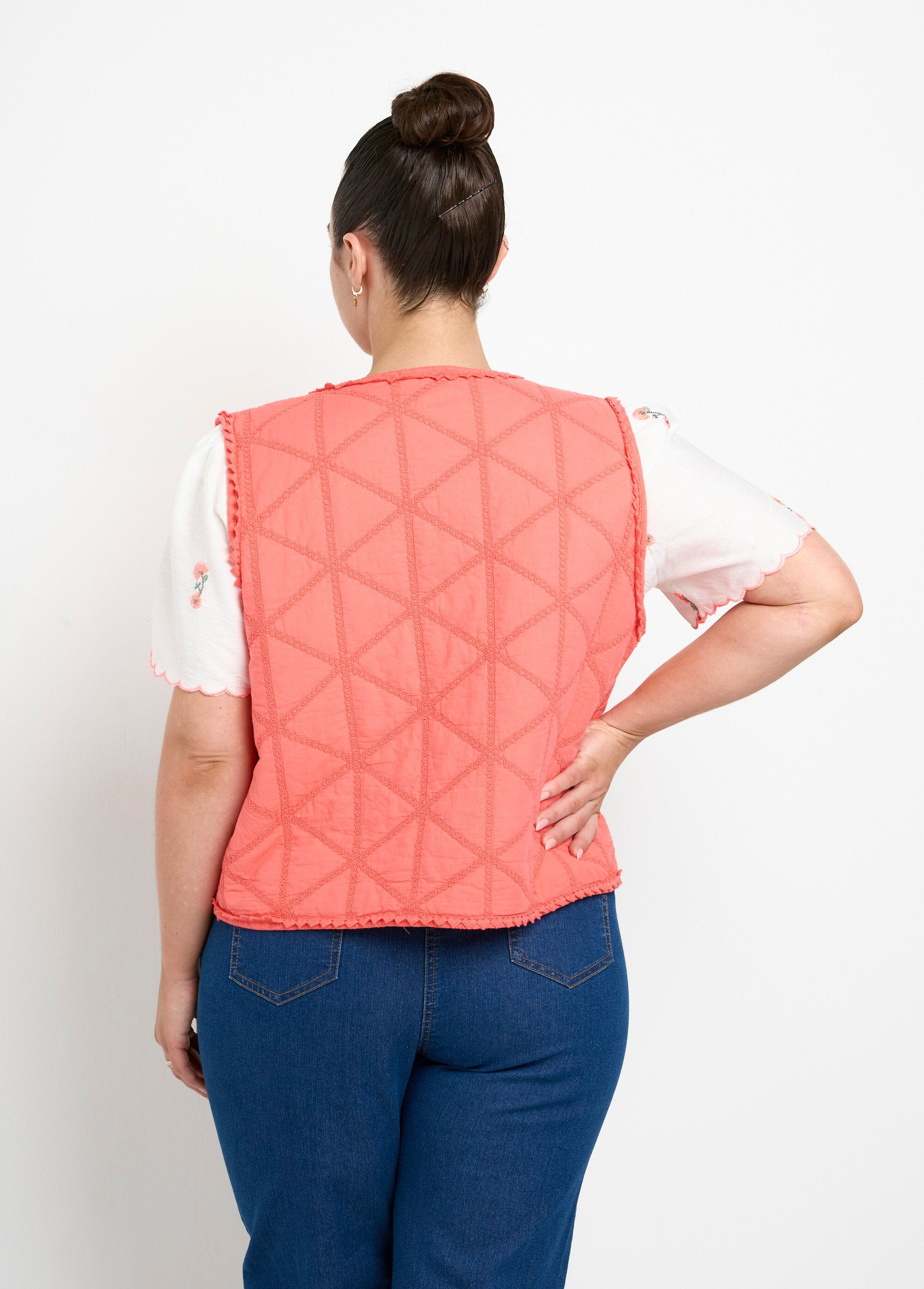 Veste_matelassée_brodée_sans_manches_Corail_DO1_curvy